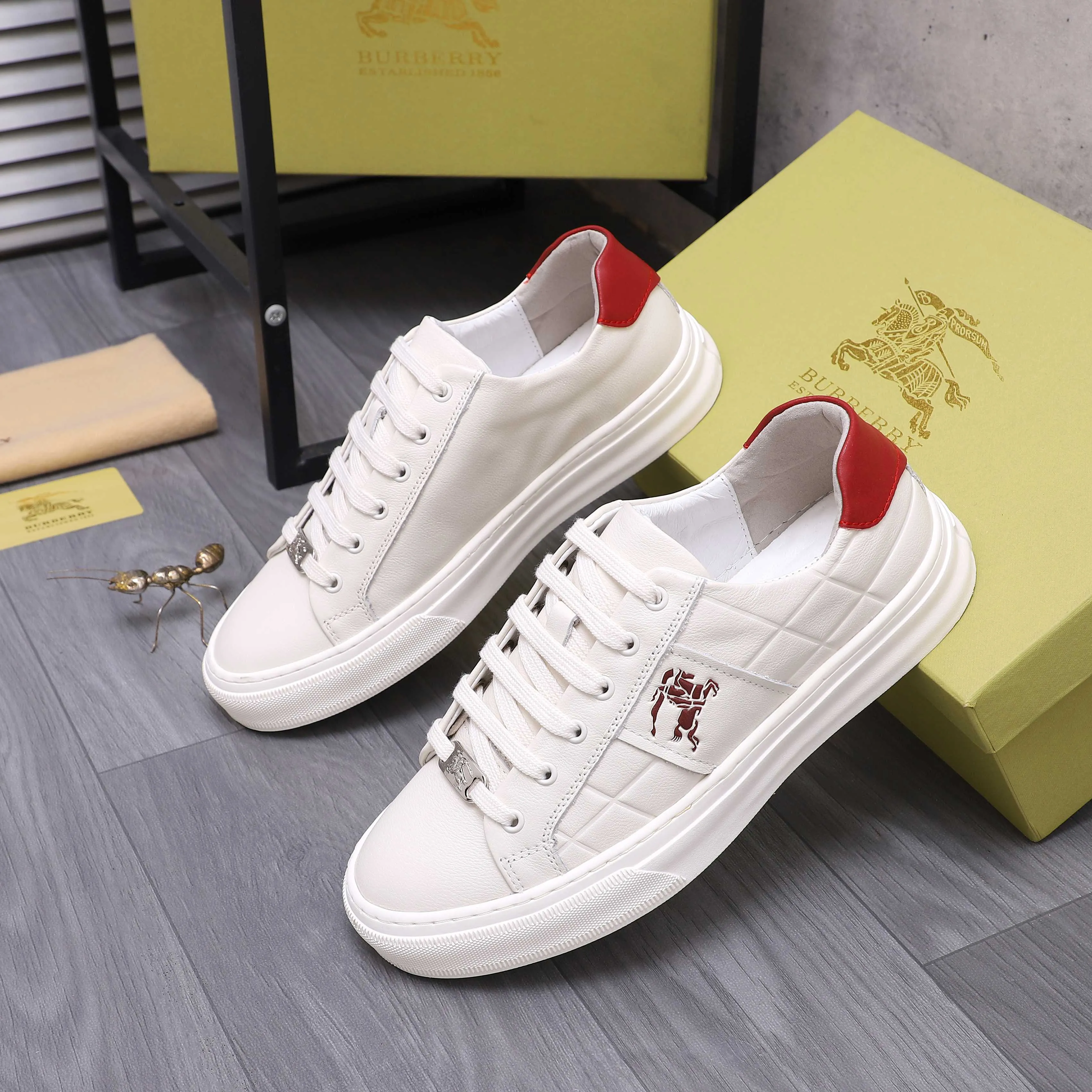 Men's shoes 💰p400 Product trademark: Burberry "Burberry" casual shoes Regular size: 38-44 Product materials: Selected cowhide embossed upper, pigskin lining, rubber outsole